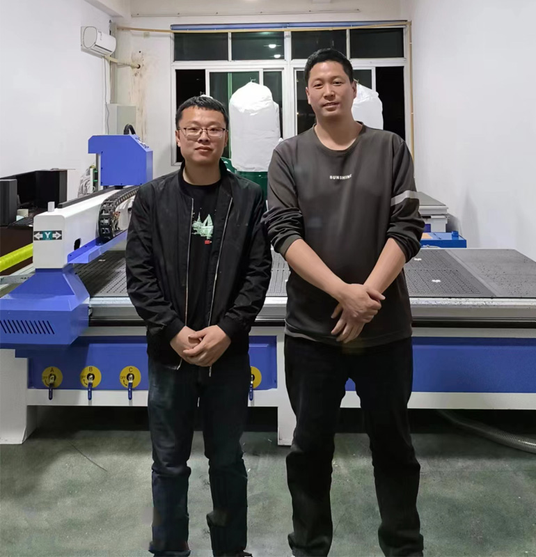 浙江客戶點(diǎn)贊聊工1325木工數(shù)控雕刻機(jī)